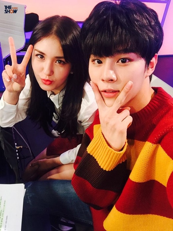 ▲'더쇼' MC를 맡고 있는 아이오아이 전소미, 업텐션 우신(사진=SBS MTV '더쇼' 공식 SNS)