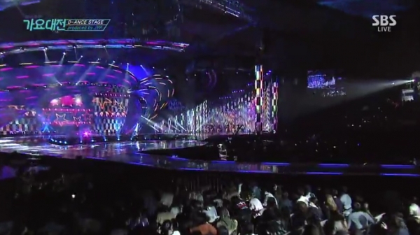 ▲걸그룹 트와이스와 여자친구 멤버들이 원더걸스 '텔 미' 커버 무대를 펼치고 있다. 멀어서 잘 보이지는 않겠지만.(사진=SBS '가요대전' 방송화면)