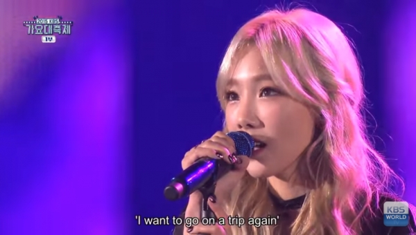 ▲걸그룹 소녀시대 태연은 지난해 '가요대축제' 무대 당시 불안정한 인이어 모니터 때문에 곤혹스러워했다.(사진=KBS '가요대축제' 방송화면)