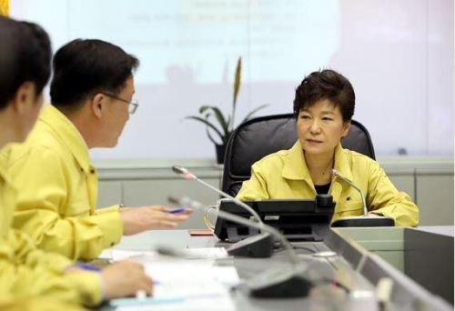 ▲박근혜 대통령이 2014년 4월 16일 오후 중앙재난안전대책본부를 방문해 세월호 침몰사고 상황 보고를 받고 있다.  