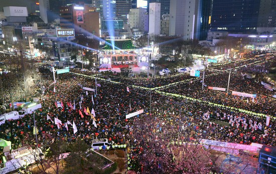 ▲2017년 새해가 밝았다. 1일 새벽 서울 보신각 앞 시민들이 새해를 맞이하고 있다.(연합뉴스)
