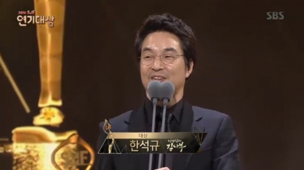 ▲'낭만닥터 김사부' 김사부 역으로 대상을 수상한 배우 한석규(사진=2016 SBS 연기대상 방송화면 캡처)