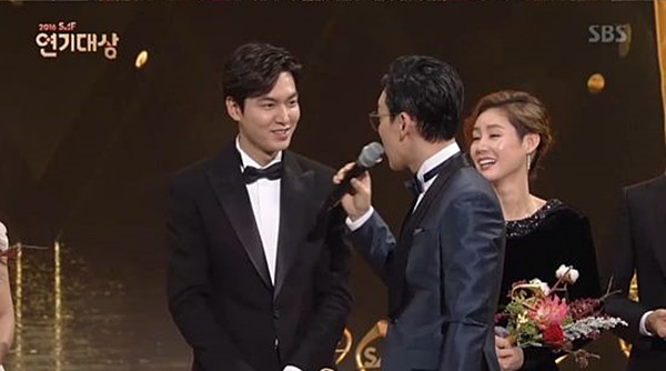 ▲무례한 진행으로 논란이 되고 있는 MC 이휘재(사진=2016 SBS 연기대상 방송화면 캡처)