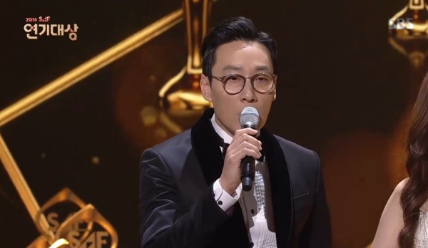 ▲무례한 진행으로 논란이 되고 있는 MC 이휘재(사진=2016 SBS 연기대상 방송화면 캡처)