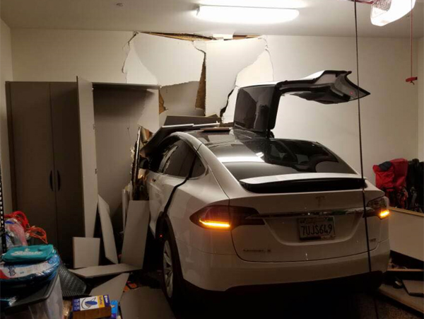 ▲손지창 SNS에 공개된 '테슬라 X'의 급발진 상황 사진(사진=손지창 SNS)