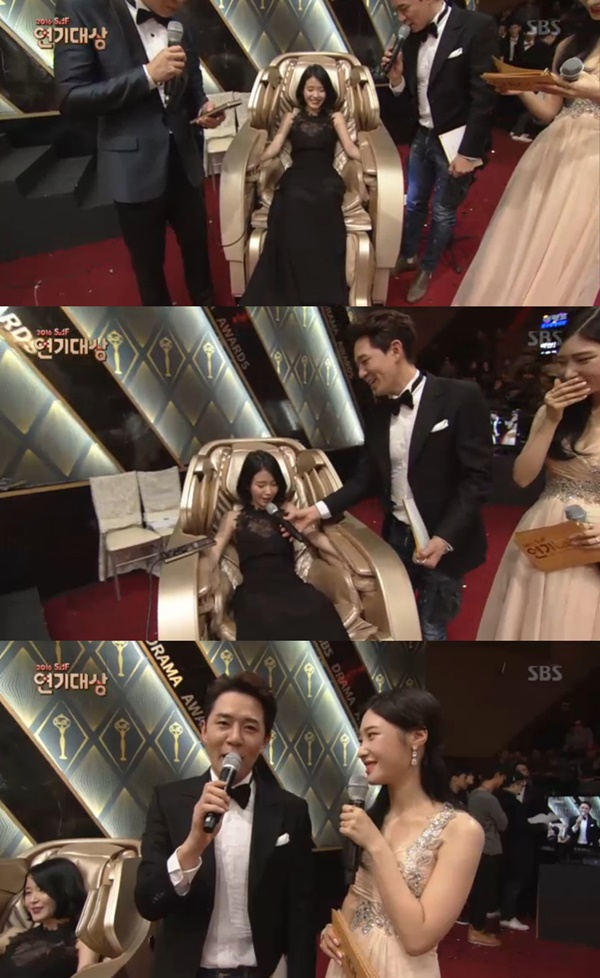 ▲안마의자 PPL 중인 아이유(사진=2016 SBS 연기대상 방송화면 캡처)