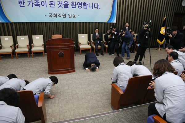 ▲우윤근 국회 사무총장이 2일 신년행사를 열고 환경미화원 정규직 고용 사실을 전했다.(사진=SNS)