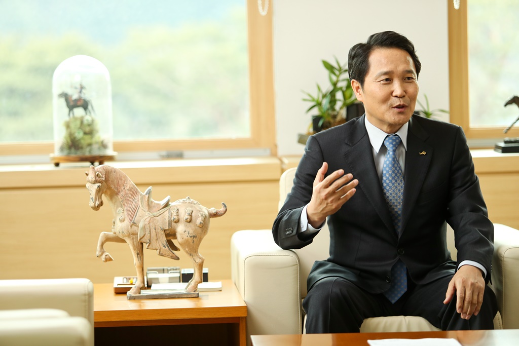 ▲이양호 마사회장이 집무실에서 신년사를 말하고 있다.(한국마사회)