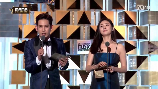 ▲배우 박기웅(왼쪽)과 추자현(사진='2016 MAMA' 방송화면)