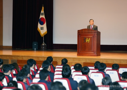 ▲변창흠 서울주택도시공사 사장이 2일 열린 시무식에서 "우리가 설계한 모델들과 사업들이 표준이 되도록 제도화해 나가자"고 강조하고 있다.(서울주택도시공사)