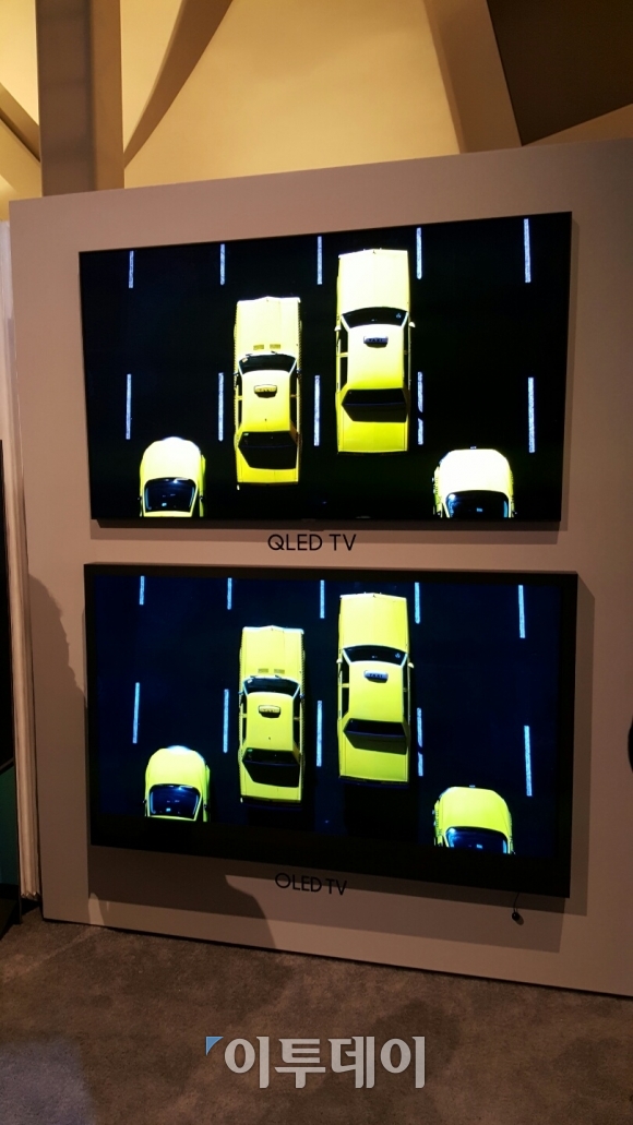 ▲삼성전자는 처음으로 경쟁사 제품인 OLED TV와 자사 QLED TV를 동시에 전시하며 영상 품질을 비교해 볼 수 있도록 했다. (정유현 기자 yhssoo@)