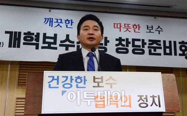 (원희룡 제주지사가 4일 새누리 탈당을 선언하고 신당합류의사를 밝히고 있다. 사진=고이란 기자 photoeran@)