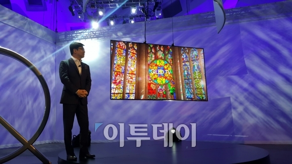 ▲김현석 삼성전자 영상디스플레이 사업부 사장이 삼성의 차세대 TV QLED TV를 소개하고 있다. 사진=정유현 기자 yhssoo@