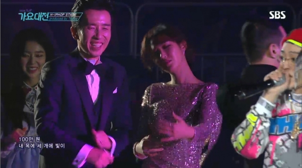 ▲무대를 즐기던 MC 소녀시대 유리(사진=2016 SBS 가요대전 캡처)