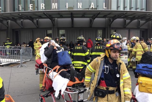 ▲4일(현지시간) 오전 뉴욕 브루클린 지역의 애틀랜틱 터미널역에서 열차 탈선 사고가 발생했다. 이 사고로 100여명이 다쳤다. 사진은 부상자가 들것에 실려 후송되는 모습. 사진=AP뉴시스