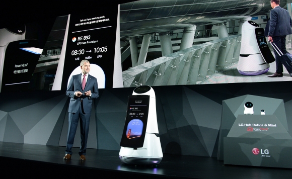 ▲LG전자는 3일 (현지 시간) 글로벌 컨퍼런스를 개최하고 공항 안내 로봇을 공개했다.(사진제공=LG전자)