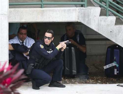 ▲미국 플로리다 주 포트로더데일 국제공항에서 6일(현지시간) 총기난사 사건이 발생한 가운데 한 경찰이 총을 들고 시민을 보호하고 있다. 포트로더데일/AP뉴시스