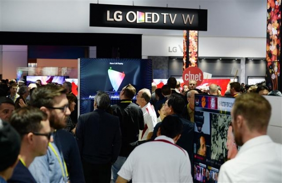 ▲LG전자 부스에 전시된 '시그니처 OLED TV W' 앞에는 전시 기간 내내 수많은 관람객들로 발딛을 틈 없는 인기가 이어졌다.