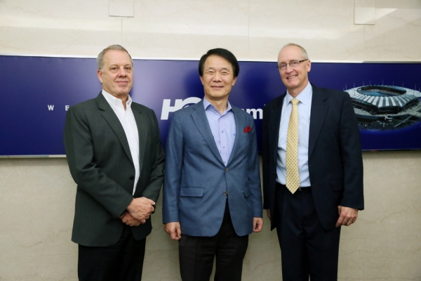 ▲왼쪽부터 짐 하먼 오택 대표, 김종훈 한미글로벌 회장, 마이크 DAY CPM 대표(제공=한미글로벌)