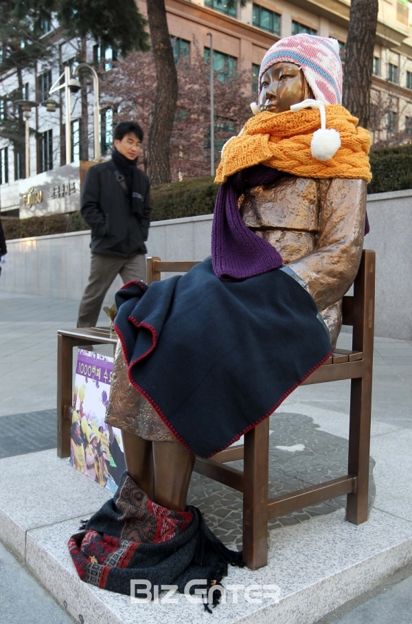 ▲일본 대사관 앞에 설치된 소녀상(출처=이투데이 비즈엔터)