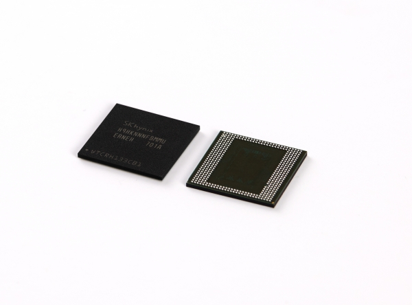 ▲SK하이닉스가 출시한 세계 최대 용량 8GB LPDDR4X 모바일 D램.  (사진제공=SK하이닉스)