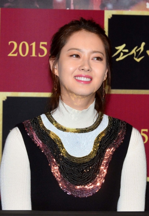 ▲배우 고아라가 22일 서울 자양동 롯데시네마 건대입구에서 열린 영화 ‘조선마술사’ 언론시사회에 참석해 취재진의 질문에 답하고 있다. 조선마술사는 조선시대 최고의 마술사 환희(유승호)와 운명을 거스르려는 공주 청명(고아라)의 로맨스를 다뤘다. 신태현 기자 holjjak@
(이투데이DB)