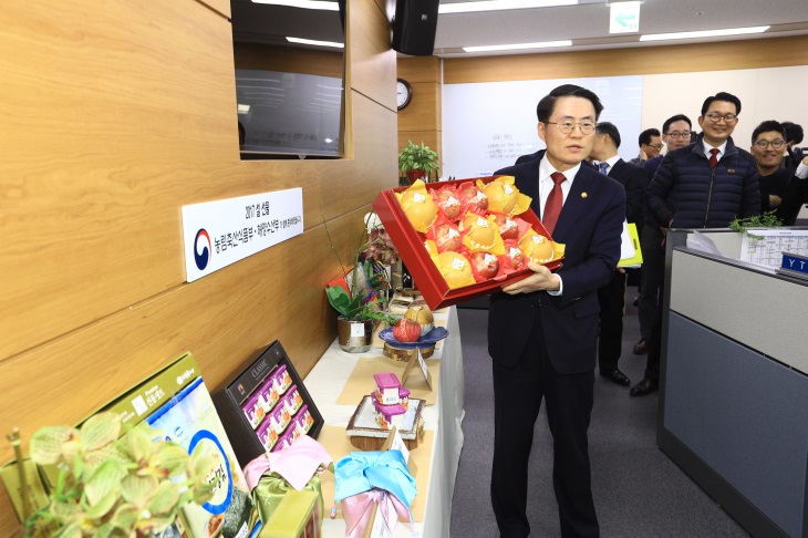 ▲김재수 농림부 장관(왼쪽)이 10일 정부세종청사 농림부 기자실에서 5만 원을 넘지 않는 설 선물세트를 소개하고 있다.(농림축산식품부)