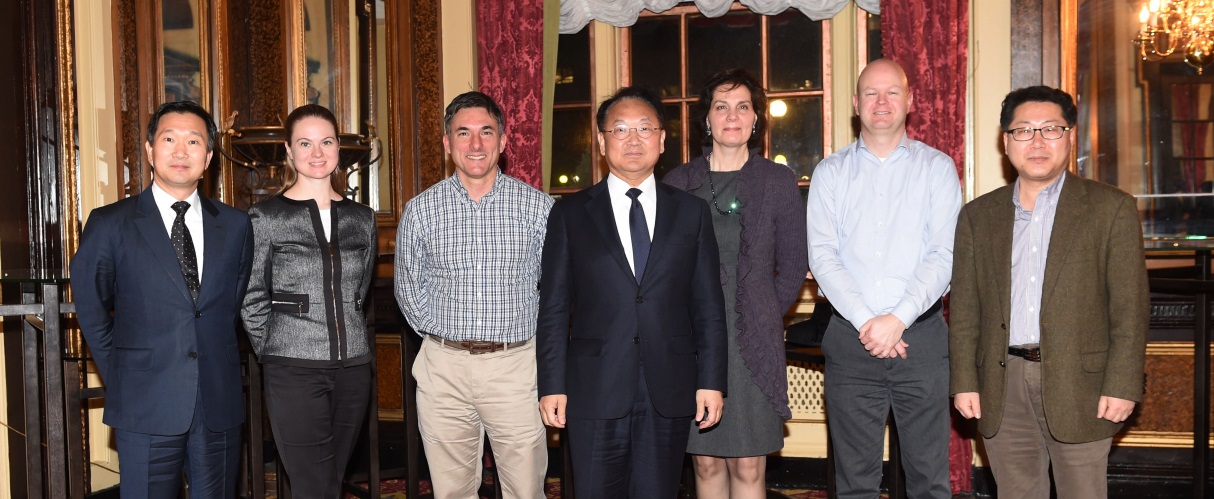 ▲유일호 부총리(가운데)가 9일(현지시간) 미국 보스턴 페어몽 호텔에서 글로벌 자산운용사의 시장전문가들과 면담에 앞서 기념사진을 찍고 있다.(기획재정부)