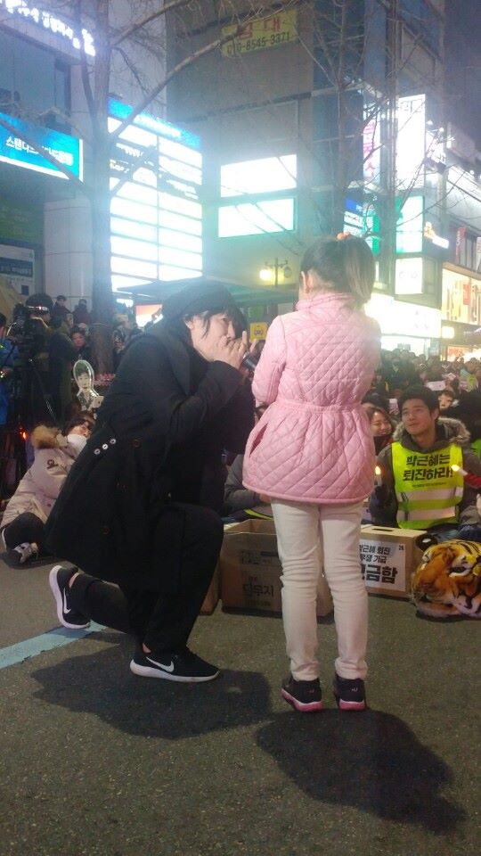 ▲부산 촛불공연에서 가수 김장훈(사진=공연세상)