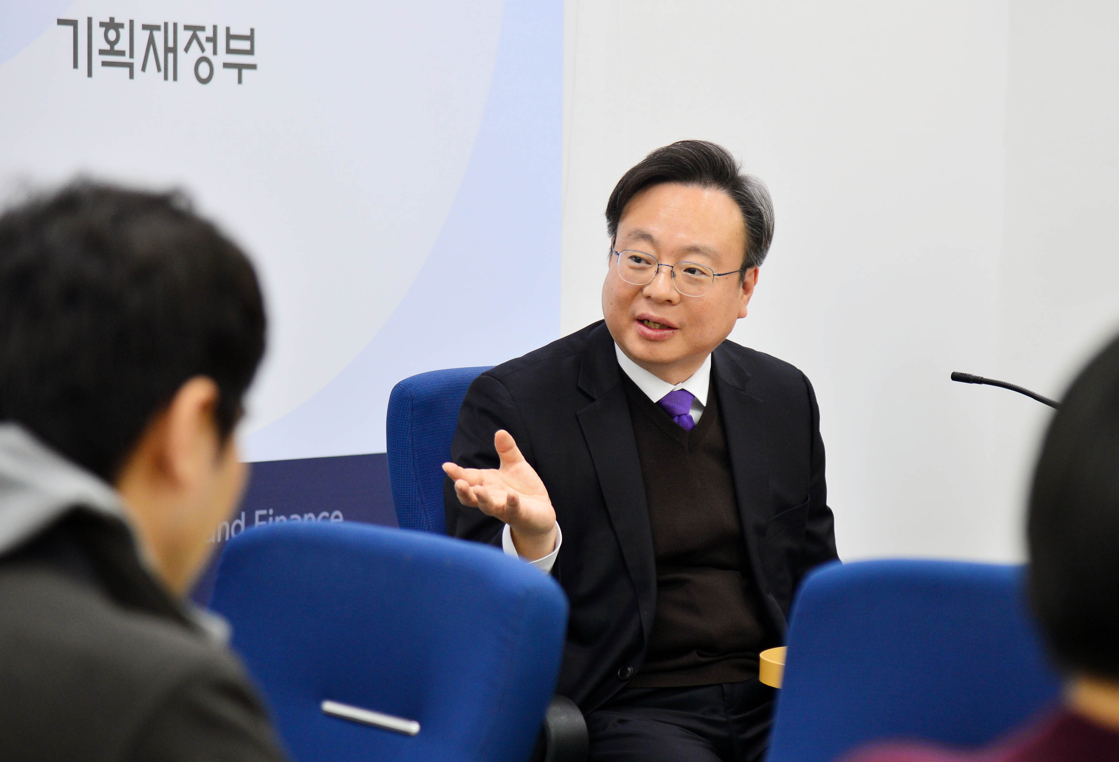 ▲조규홍 기재부 차관보가 11일 정부세종청사에서 기자간담회를 열어 “올해 재정이 우리 경제의 활력을 위한 트리거가 될 수 있도록 적극적인 역할을 하겠다”고 강조하고 있다.(기획재정부)