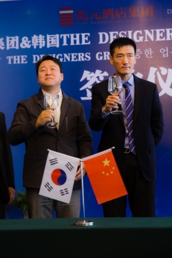 ▲더 디자이너스 그룹은 작년 12월 중국 건원그룹과 브랜드 진출 협약식을 체결했다.