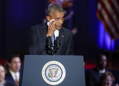 ▲버락 오바마 미국 대통령이 10일(현지시간) 시카고에서 고별연설 도중 눈물을 훔치고 있다. 시카고/EPA연합뉴스