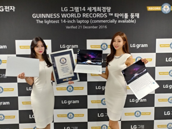 ▲LG전자는 초경량 노트북 ‘그램 14’가 세계에서 가장 가벼운 14인치 노트북’으로 월드 기네스북에 등재됐다. 초경량 그램 14 무게는 13.3인치가 830ｇ, 14인치가 860ｇ, 15.6인치가 980ｇ이다. 배터리 사용 시간은 약 12시간이다. LG전자 모델이 서울 여의도 LG트윈타워에서 초경량 그램14을 들고 포즈를 취하고 있다.(사진제공=LG전자)