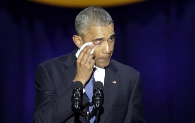 ▲버락 오바마 미국 대통령이 지난 10일 가진 고별연설 중 눈물을 닦아내고 있다. 시카고/AFP연합뉴스
