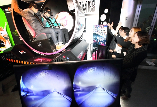 ▲서울 동대문 K-live에 구축된 ‘GiGA VR 체험존’에서 관람객이 트와이스의 음악에 맞춰 서울, 평창 등의 관광명소를 둘러보는 원형 어트랙션을 체험하고 있다.(사진제공= KT)