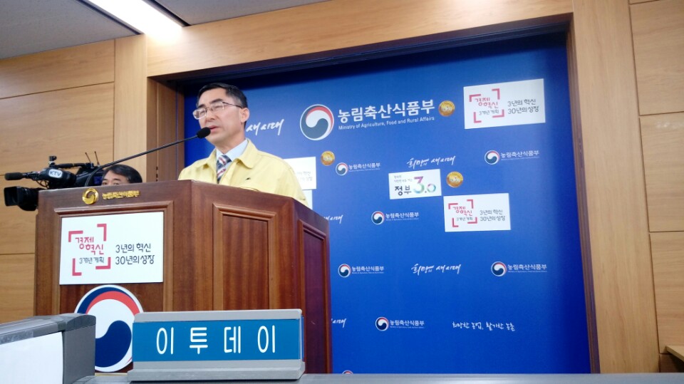 ▲농림축산식품부 이준원 차관(단상)이 16일 정부세종청사 농림부 기자실에서 AI 대책을 브리핑하고 있다.