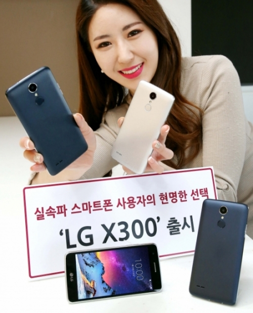▲LG전자 모델이 고성능 카메라와 고급스러운 디자인을 갖춘 실속형 스마트폰 ‘LG X300’을 소개하고 있다.(사진제공=LG전자)