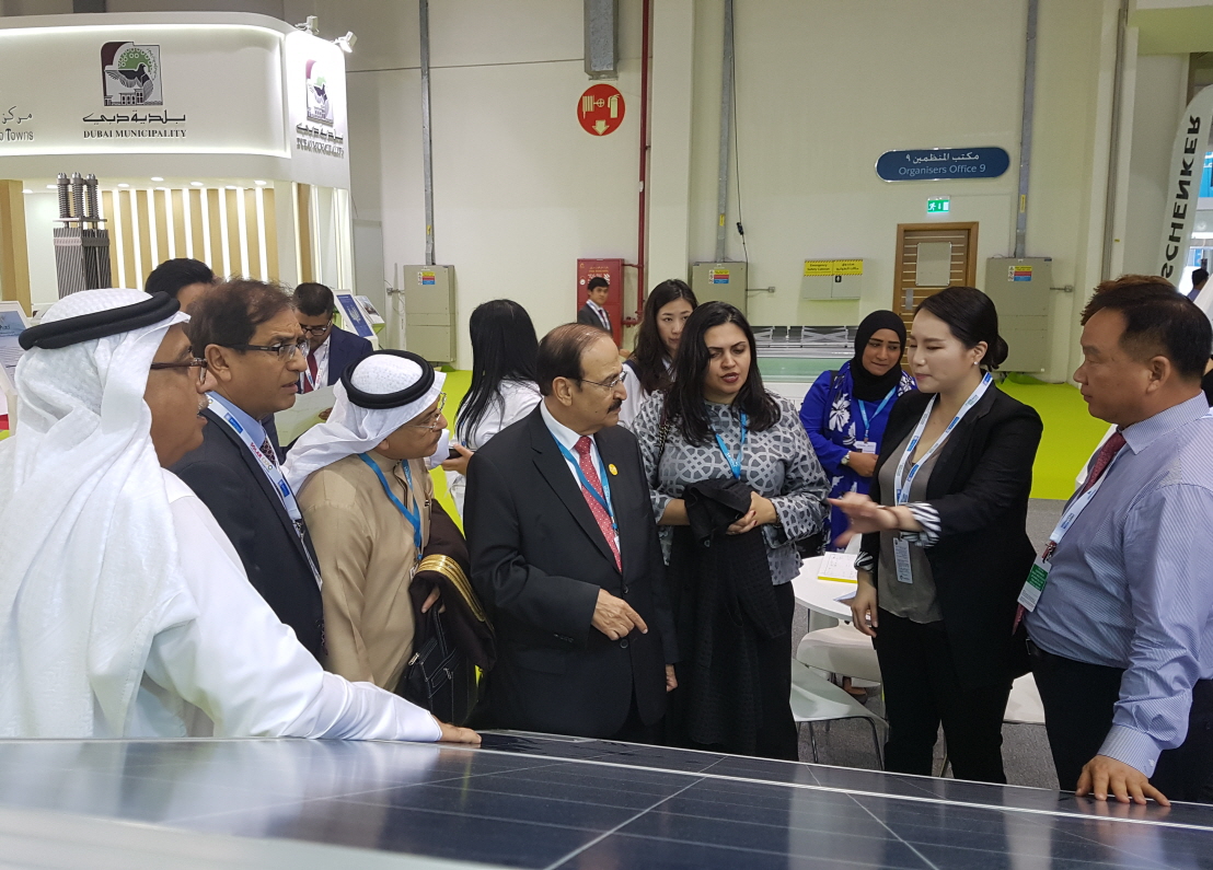 ▲16일부터 19일까지 아부다비에서 개최되는 세계미래에너지정상회의(WFES)에서 한국에너지공단이 운영하는 신재생에너지 전시관에 장영진 산업통상자원부 국장, 바레인 장관 등이 방문해 참관 기업을 격려하고 있다.(사진=한국에너지공단)