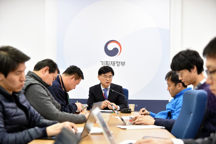 ▲김화동 조폐공사 사장(가운데)이 18일 정부세종청사에서 기자간담회를 열고 그동안의 소회를 밝히고 있다.(기획재정부)