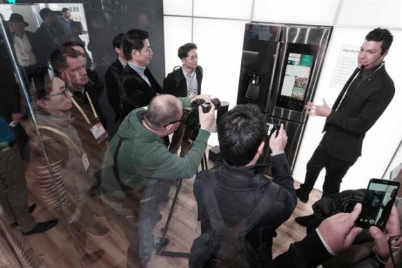 ▲삼성전자가 이달 5~8일(현지시간) 미국 라스베이거스에서 열린 CES 2017에서 음성인식 기능이 탑재된 냉장고 ‘패밀리허브 2.0’을 공개하고 본격적인 AI 가전시대를 선언했다. 관람객들이 행사장에서 패밀리허브 2.0을 살펴보고 있다.