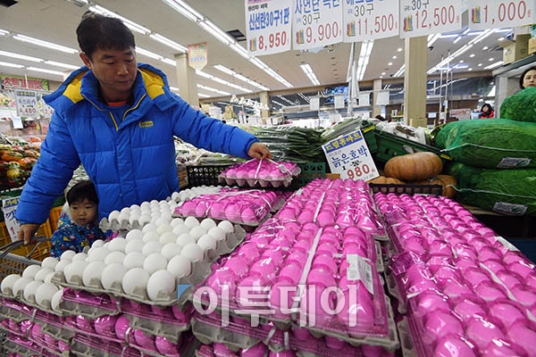 ▲ 22일 오전 서울 구로구 한 마트에서 시민이 미국산 흰 달걀을 구입하고 있다.(최유진 기자 strongman55@)