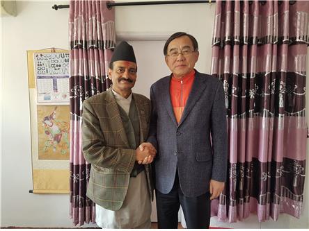 ▲에스와이패널 김철호 사장(右)과 네팔 산업부 Bidit Acharya 장관(左) 접견 기념 사진(사진=에스와이패널)