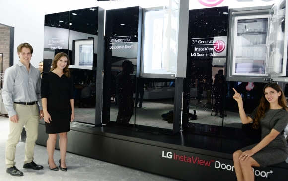 ▲LG전자 모델이 1월 초 미국 라스베이거스에서 열린 ‘CES 2017’에서 LG 프리미엄 냉장고의 차별화된 기능인 ‘매직스페이스’를 소개하고 있다   (사진제공=LG전자)