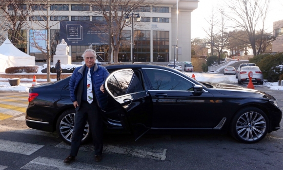 ▲'BMW 뉴7시리즈' 앞에서 기념촬영을 하고 있는 리처드 도킨스 교수(사진제공=BMW그룹코리아)