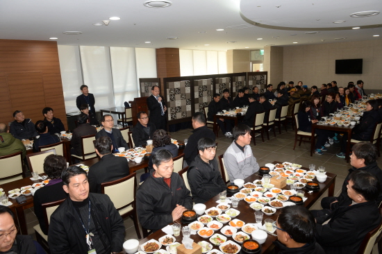 ▲박구원 한전 기술 사장이 시설관리직원과 24일 오찬에 앞서 격려 인사를 하고 있다. (사진=한국전력기술)