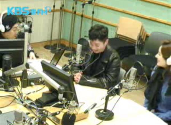 ▲'박명수의라디오쇼' 딘딘-이슬기 아나운서(사진=KBS 쿨FM )