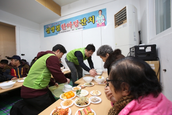 ▲현대엔지니어링 임직원들이 쪽방촌 주민에게 설 음식을 대접하고 있다(사진=현대엔지니어링)