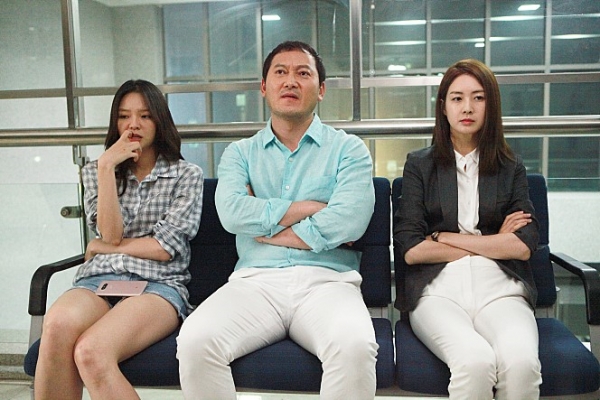 ▲이솜(왼), 정만식, 이요원(출처=영화 '그래, 가족' 스틸 이미지)