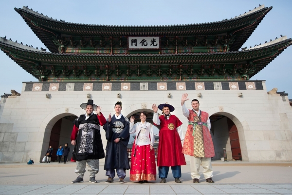 ▲삼성SDI 헝가리법인 직원들이 경복궁을 방문해 한복과 고궁 체험을 한 후, 기념 촬영하고 있다. 
(사진제공=삼성SDI)