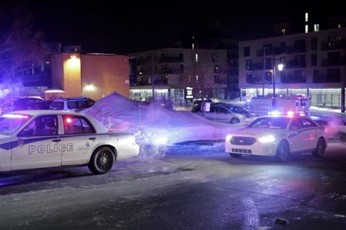 ▲캐나다 퀘벡의 모스크에서 29일(현지시간) 총기 난사 사건이 발생한 가운데 경찰들이 사고 현장 인근을 순찰하고 있다. 퀘벡/AP뉴시스 